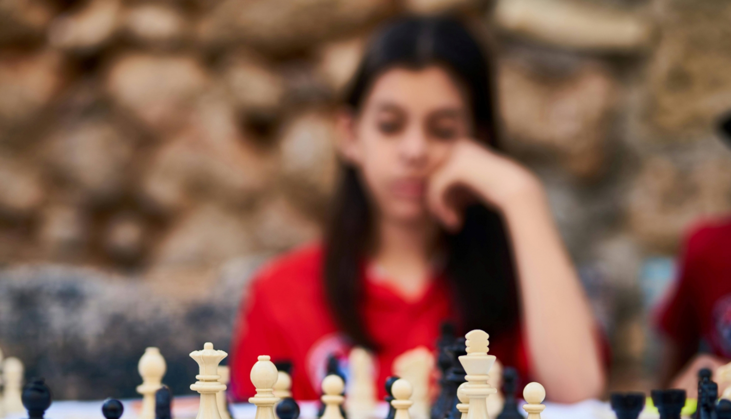 Bērns spēlē šahu