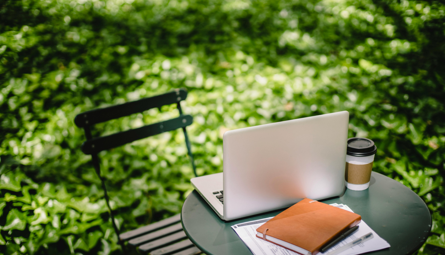 Atvērts dators uz galda