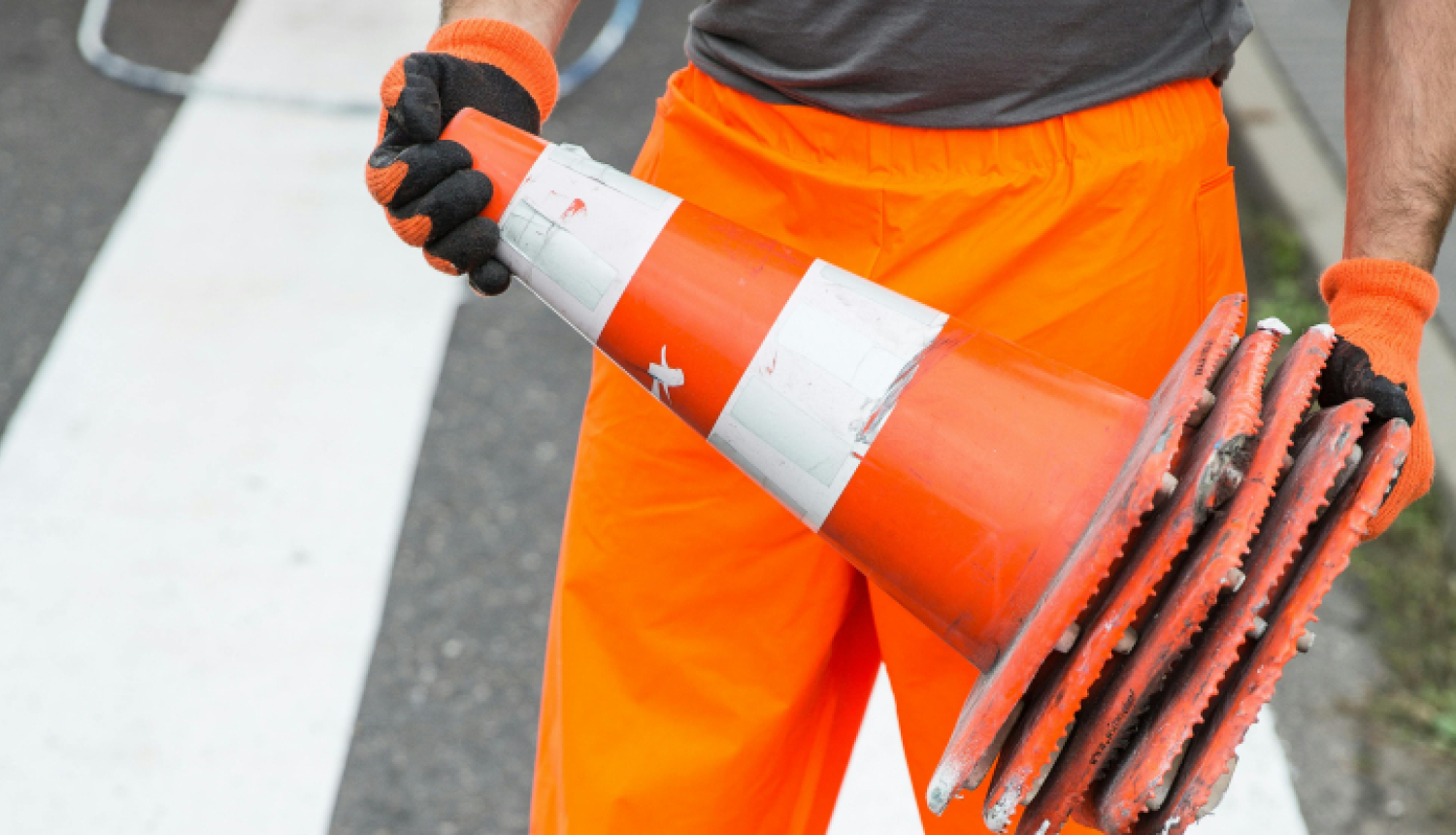 Vīrietis tur rokās konusu