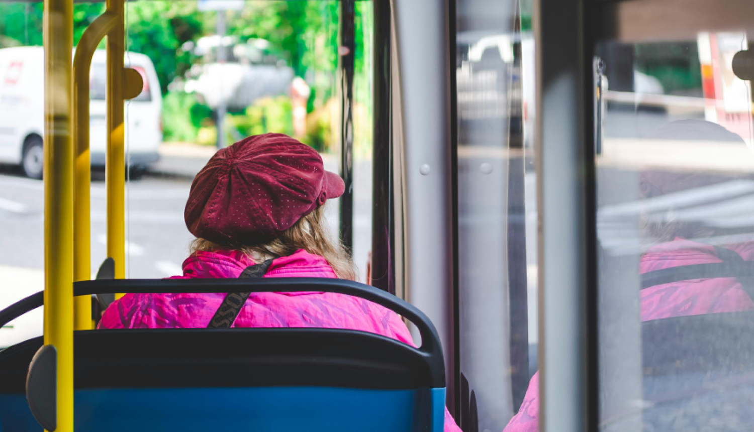 Pasažieris sēž autobusā