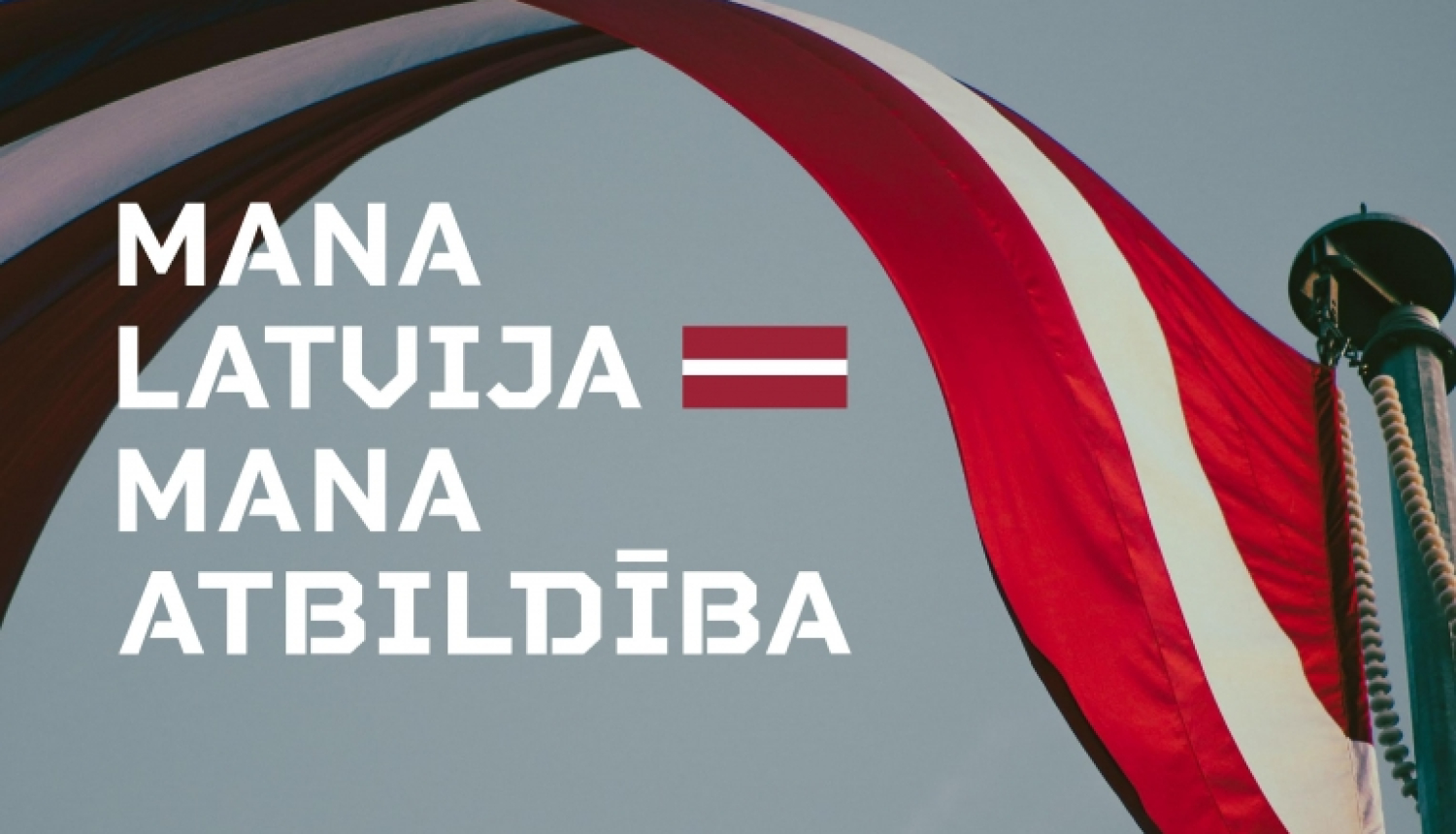 Latvijas karogs plīvo mastā