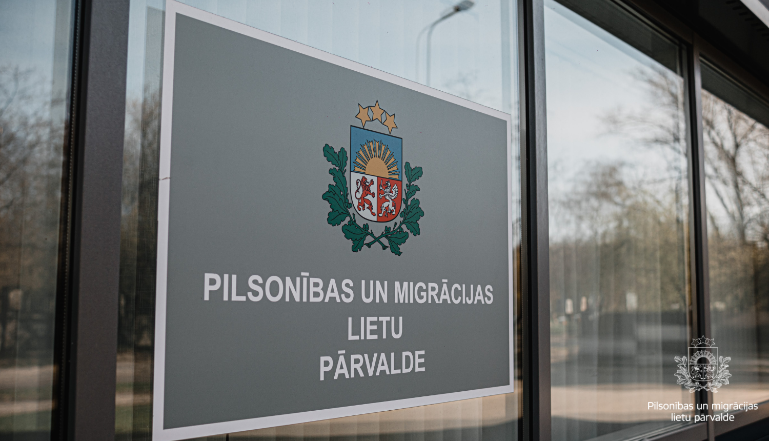 Pilsonības un migrācijas lietu pārvaldes uzraksts pie ēkas