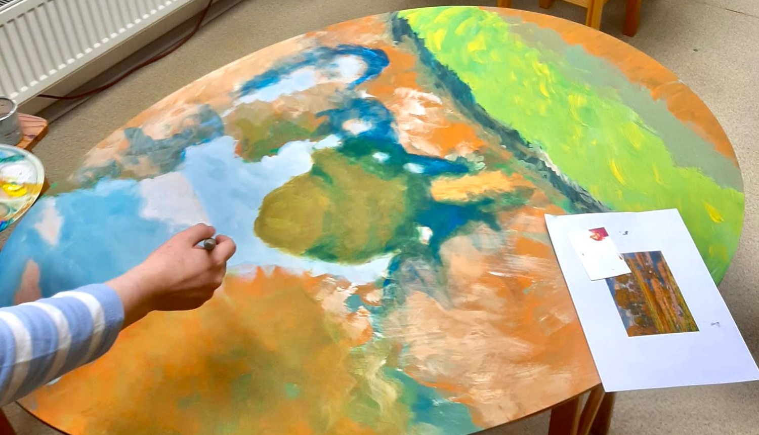 Bērna rokas apglezno Lieldienu olas formas kanvasu