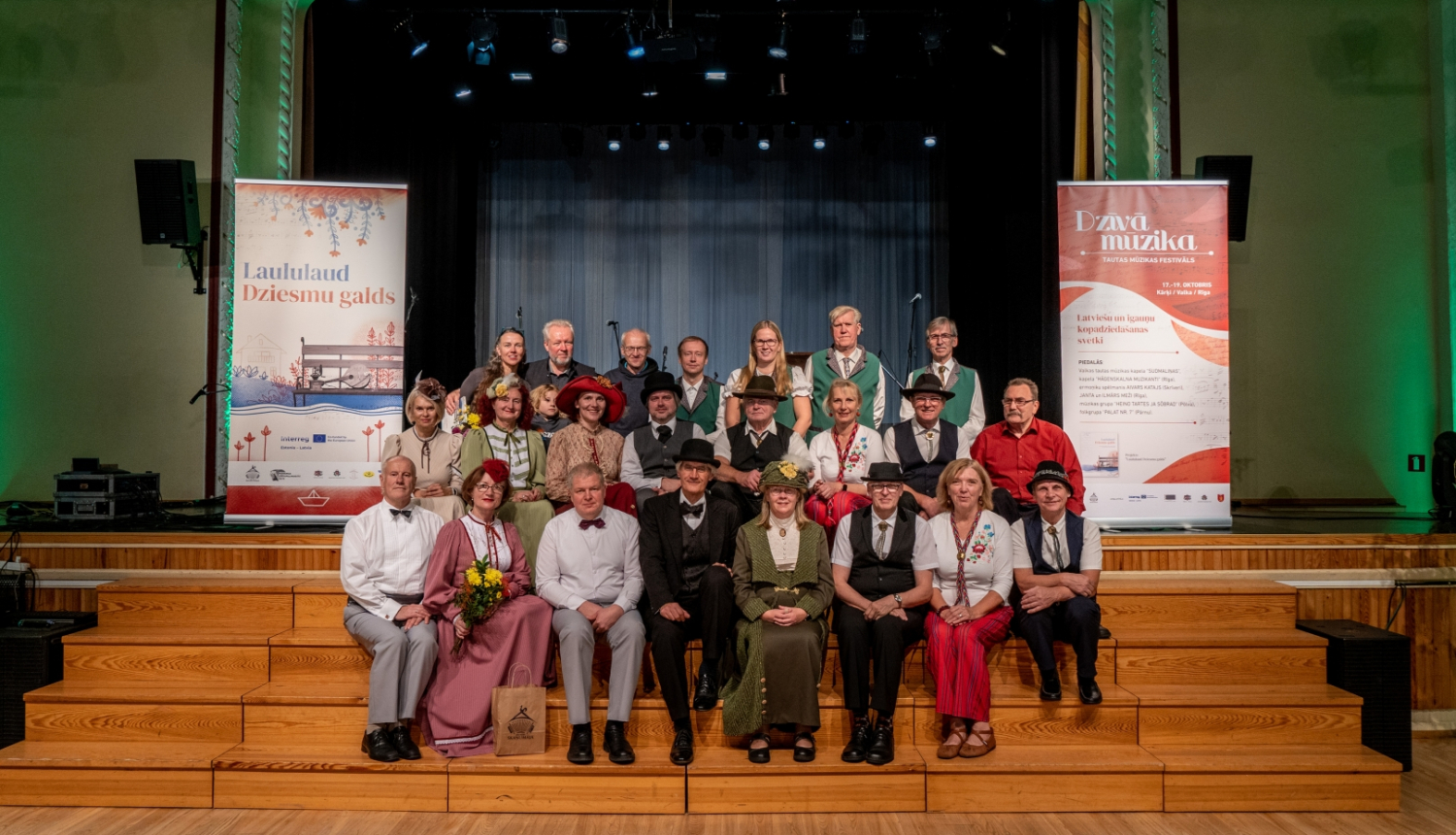 Kopbilde uz kultūras nama lielās zāles skatuves pakāpieniem