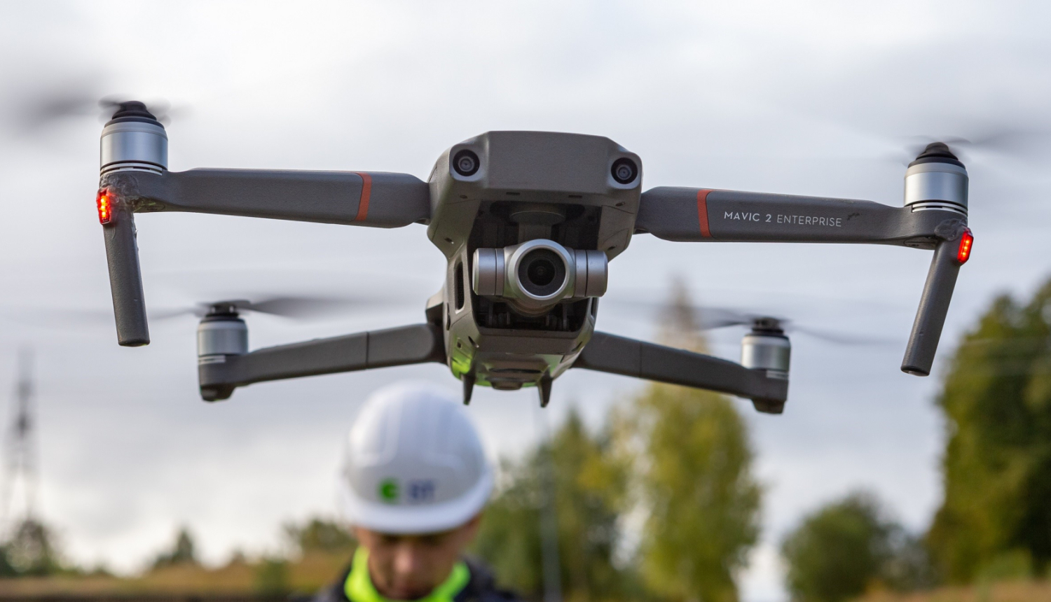 Drons ar AS "Sadales tīkls" inžinieri fonā