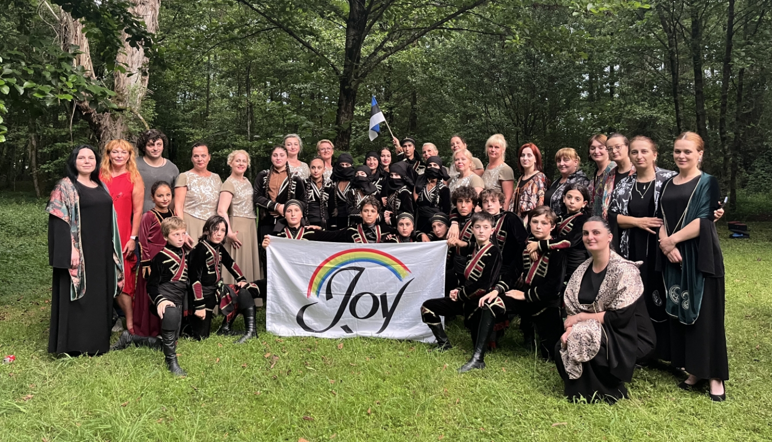 Studijas JOY kolektīvs ārtelpās