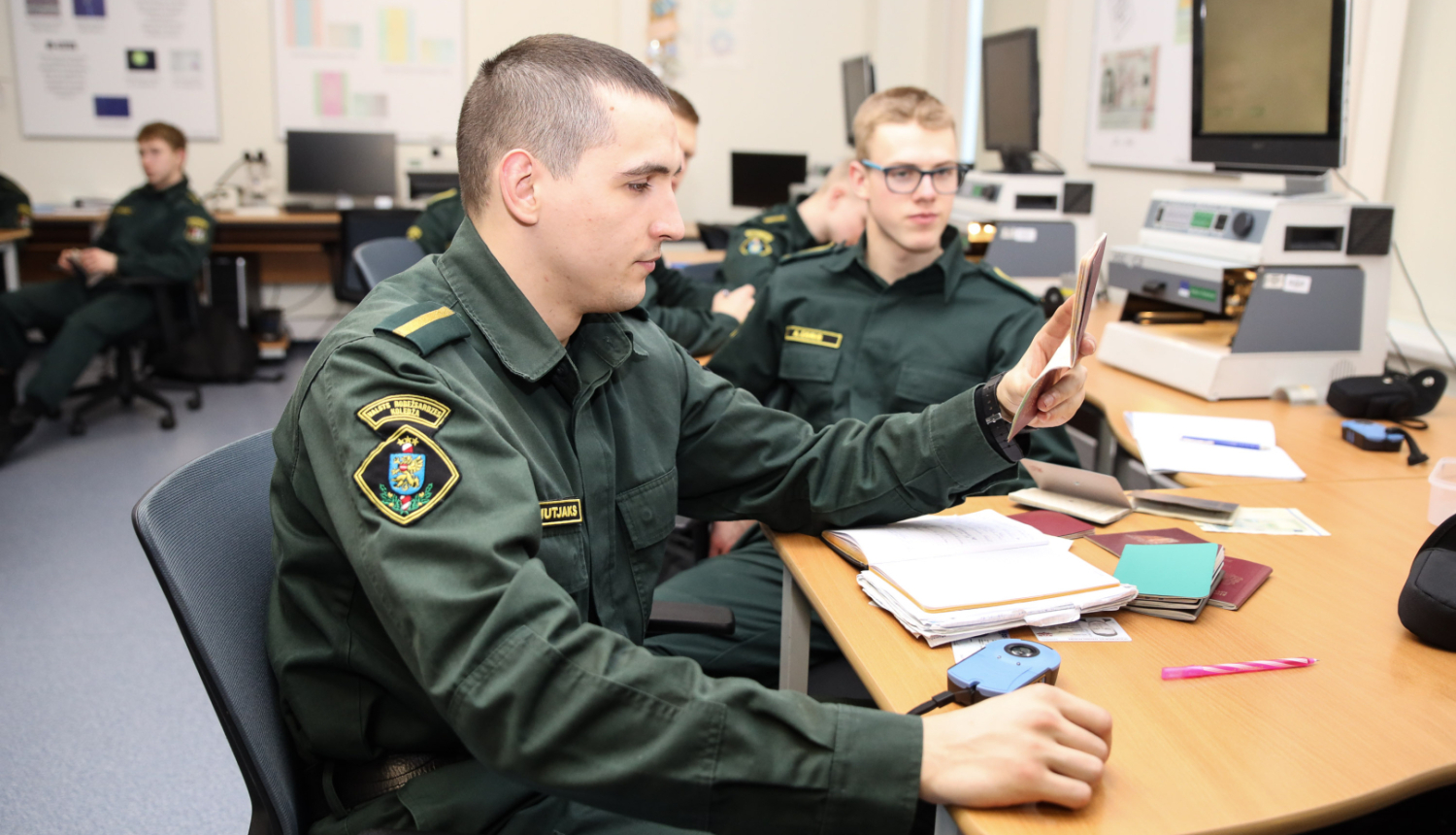 Robežsargi pie galda