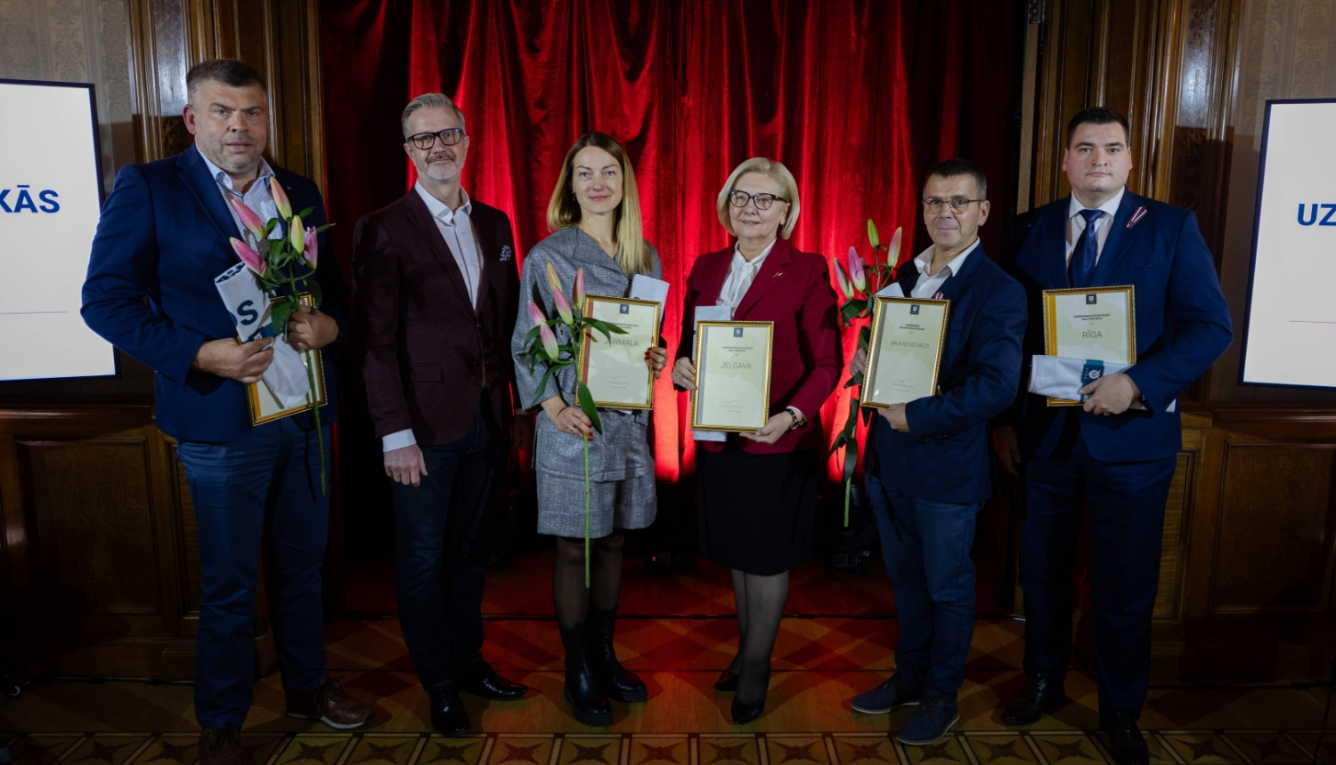 Pasākuma organizatoru kopbilde ar uzvarētāju pārstāvjiem