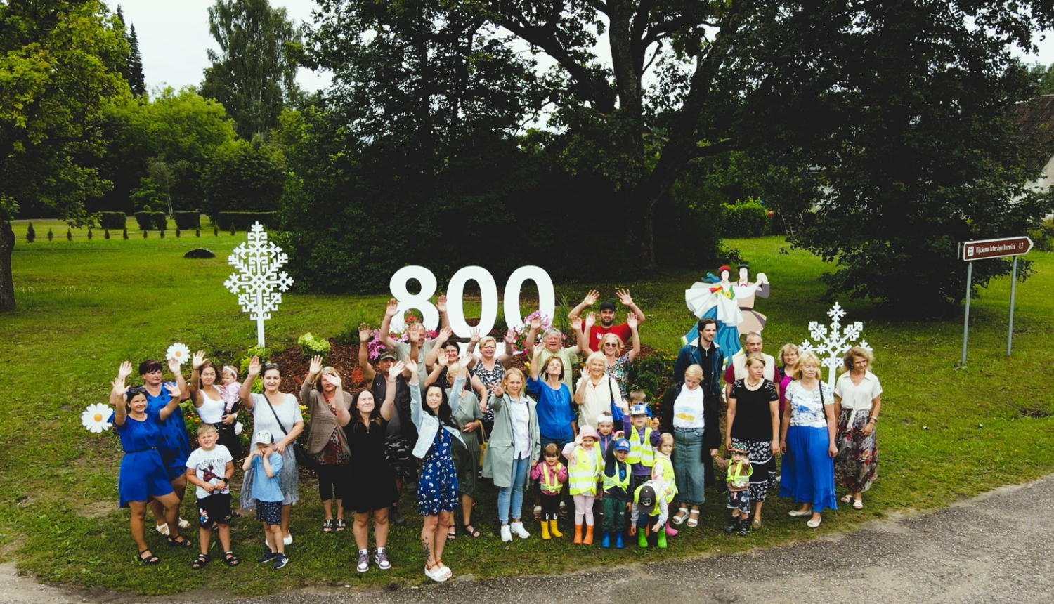 Cilvēku grupa pie lieliem 800 cipariem