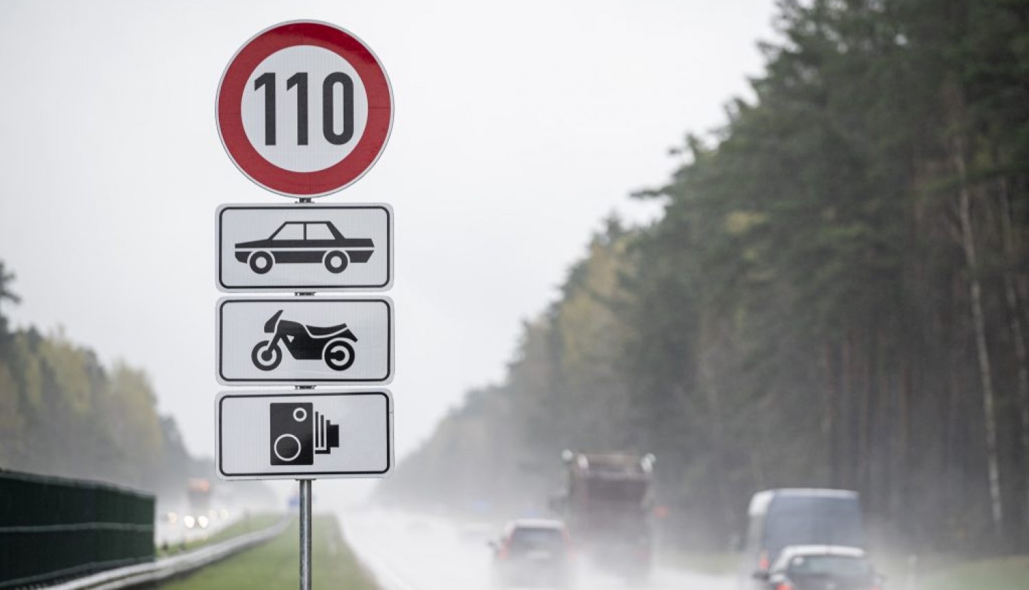 Ceļa zīme ar ātruma ierobežojumu 110 km/h