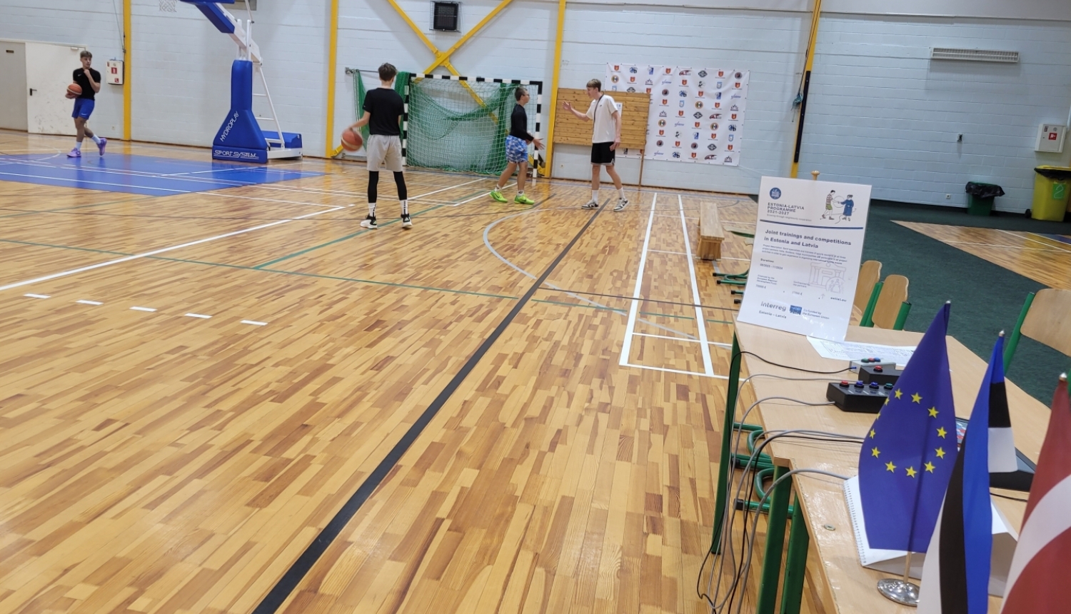 Basketbolisti uz spēles laukuma 