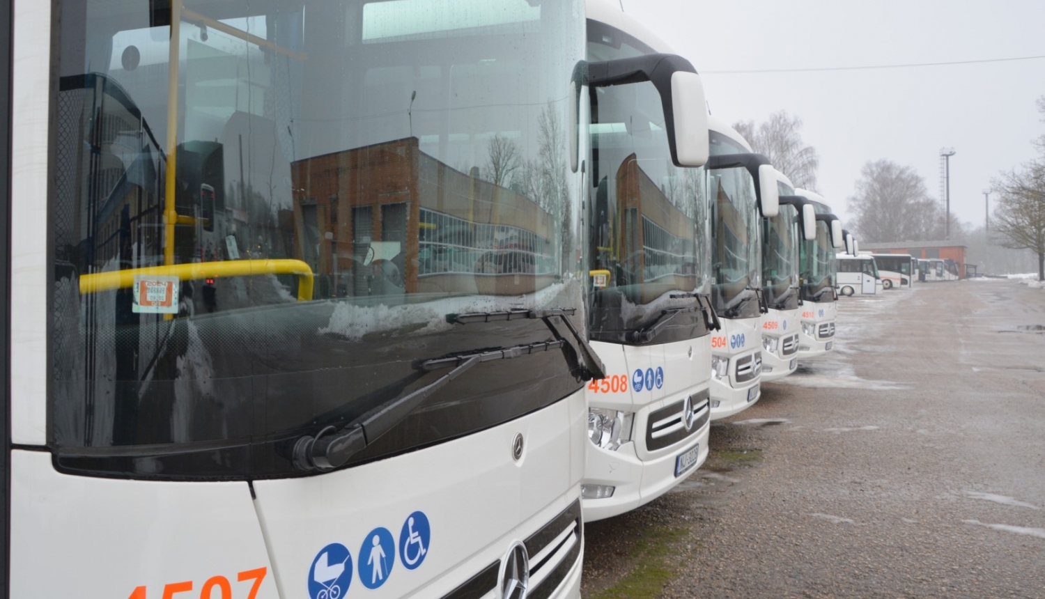 Iegādāti astoņi jauni autobusi