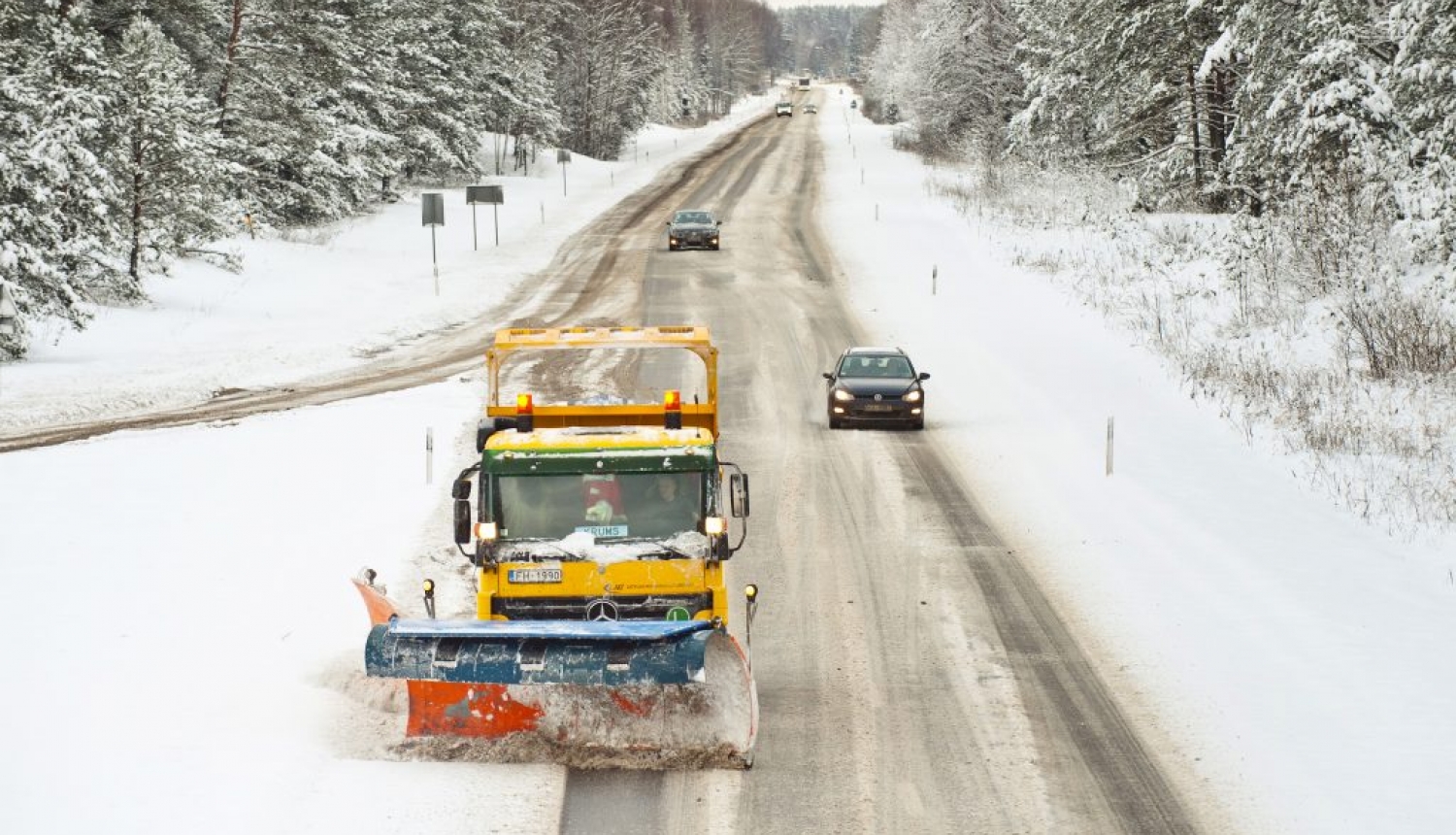 Autovadītāju ievērībai: apledojuma un daudzviet sniegotu autoceļu dēļ apgrūtināti braukšanas apstākļi lielā daļā valsts teritorijas, strādā 131 tehnikas vienība