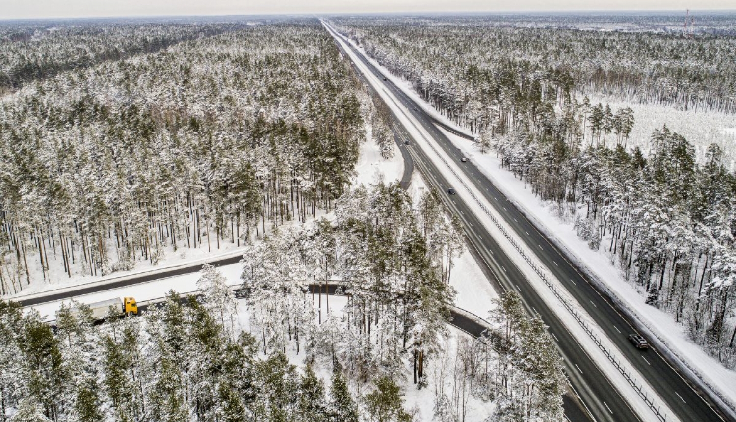 Autovadītāju ievērībai: šorīt visā valsts teritorijā autoceļi sniegoti un apledo, strādā 200 ziemas tehnikas vienības