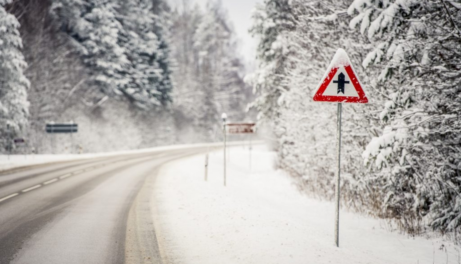 Autovadītāju ievērībai: šorīt visā Latvijā autoceļi sniegoti un apledo, strādā 117 ziemas tehnikas vienības