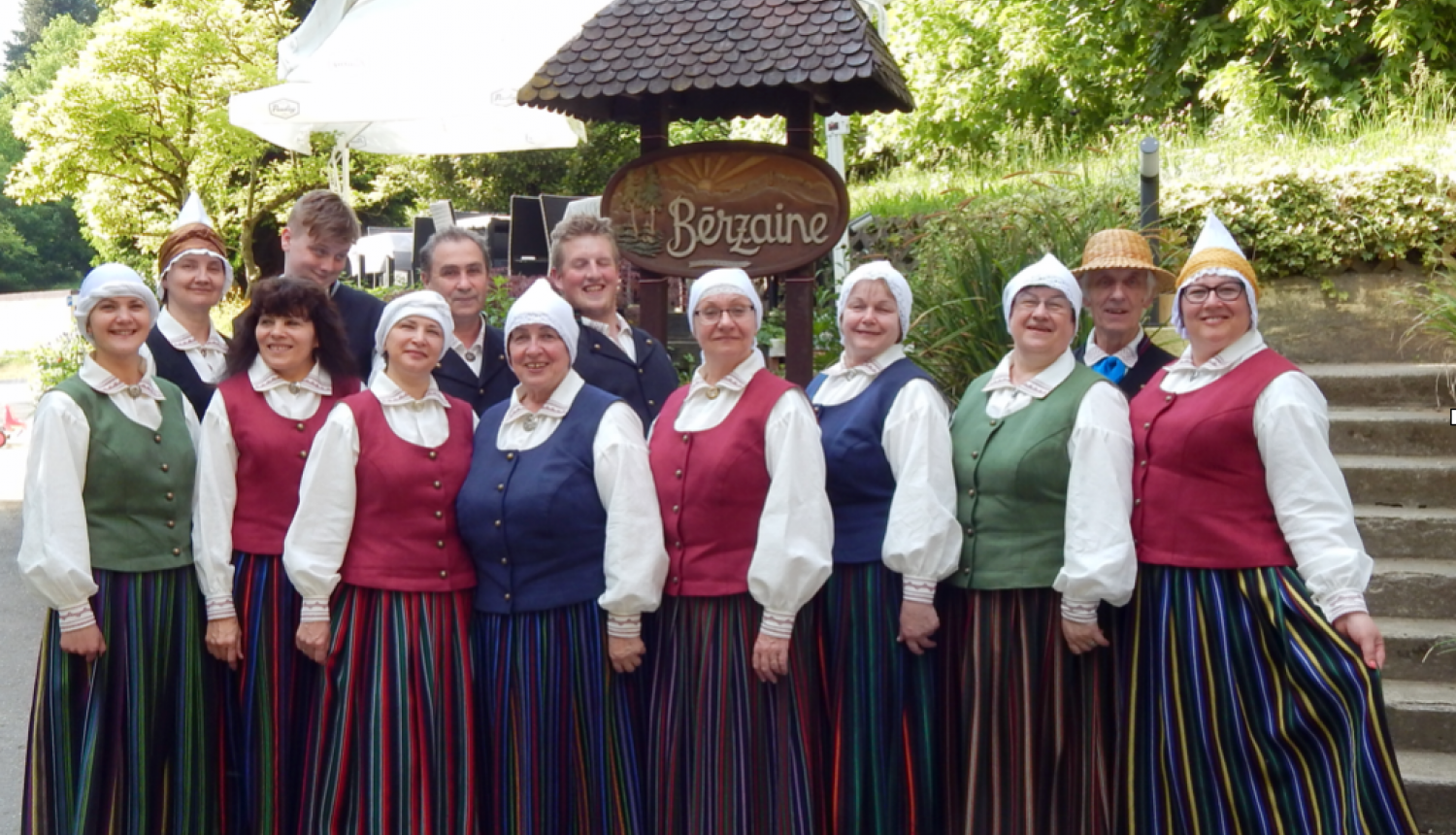 Biedrība “Valkas Dāmu klubs”ir realizējis projektu “Tautas tērpu iegāde Valkas folkloras kopai “Nāburgi”