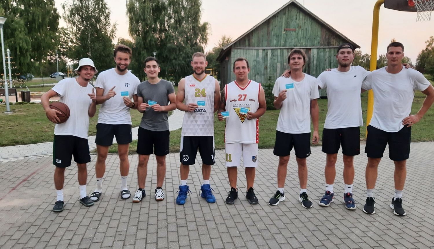 Aizvadīti pludmales volejbola un ielu basketbola zibensturnīri