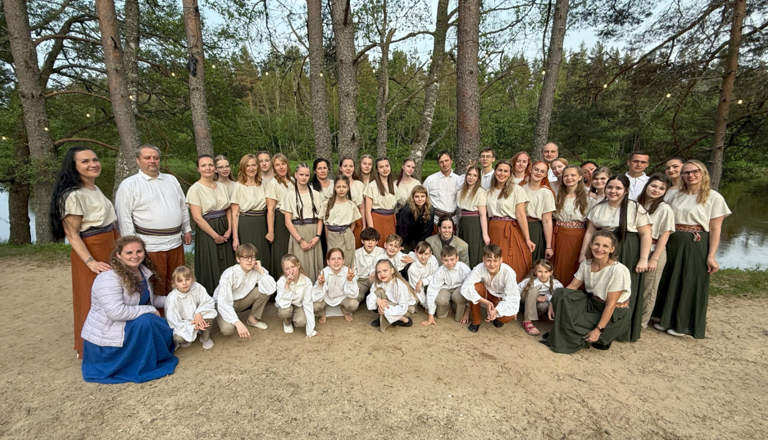 Deju kolektīva kopbilde
