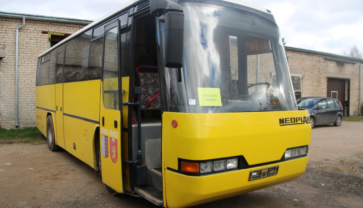 Valkas pašvaldības dāvinātais autobuss ar ziedojumu kravu gatavs ceļam uz Ukrainu