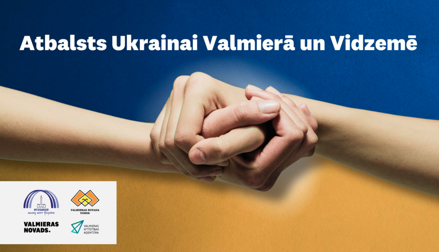 Rokas sadotas kopā uz Ukrainas karoga fona
