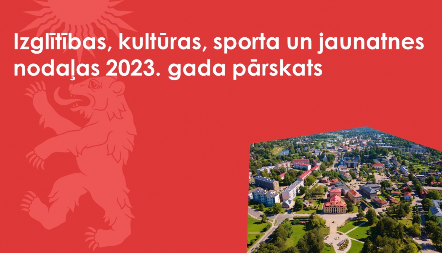 Sarkans baneris ar Valkas novada ģērboņa lāča siluetu un pilsētas ainavu no augšas