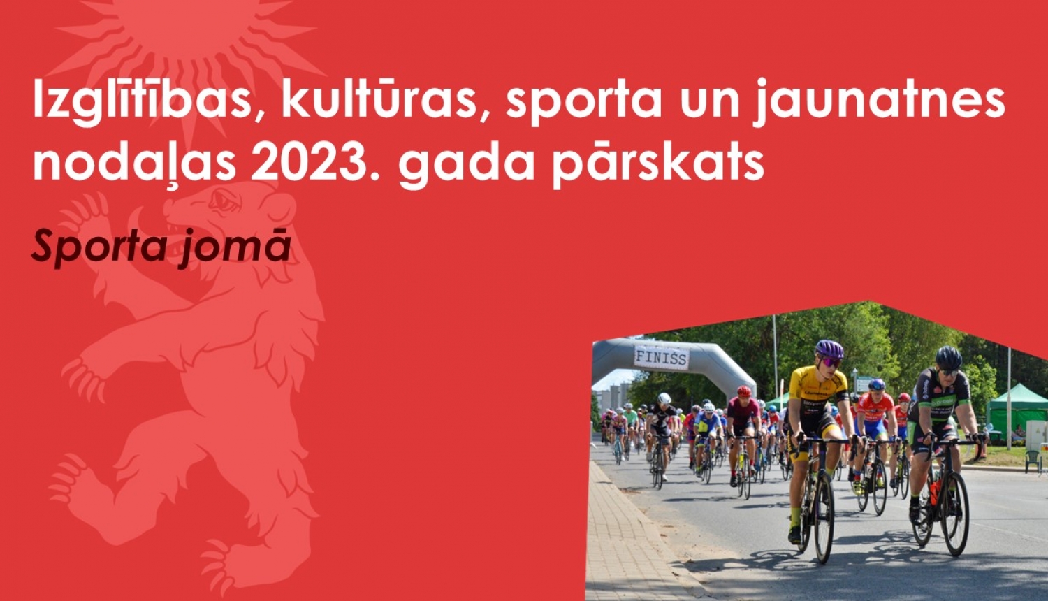 Sarkans baneris ar Valkas novada ģērboņa lauvas siluetu un fotogrāfiju ar riteņbraucējiem sacensībās