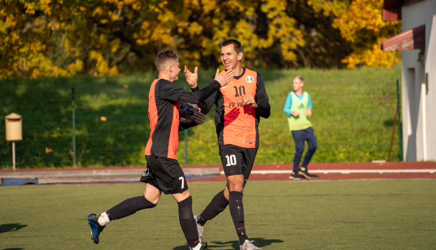 Vienojas par futbola laukuma seguma nomaiņu