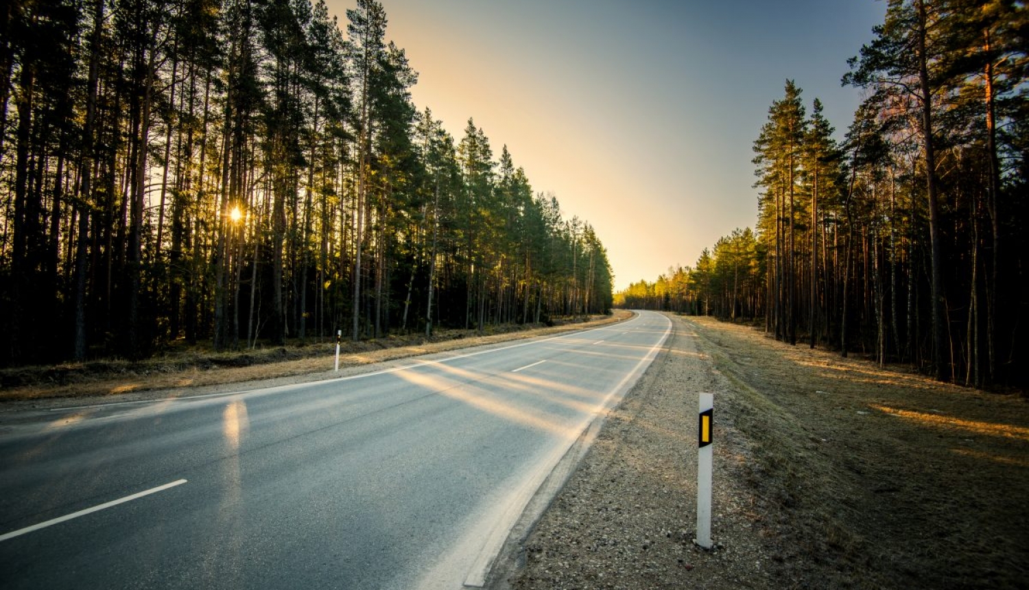 Autovadītāju ievērībai: mainīgajos laikapstākļos visstraujāk apledo tilti, pārvadi, ceļu posmi mežainā apvidū un gar ūdens tilpēm