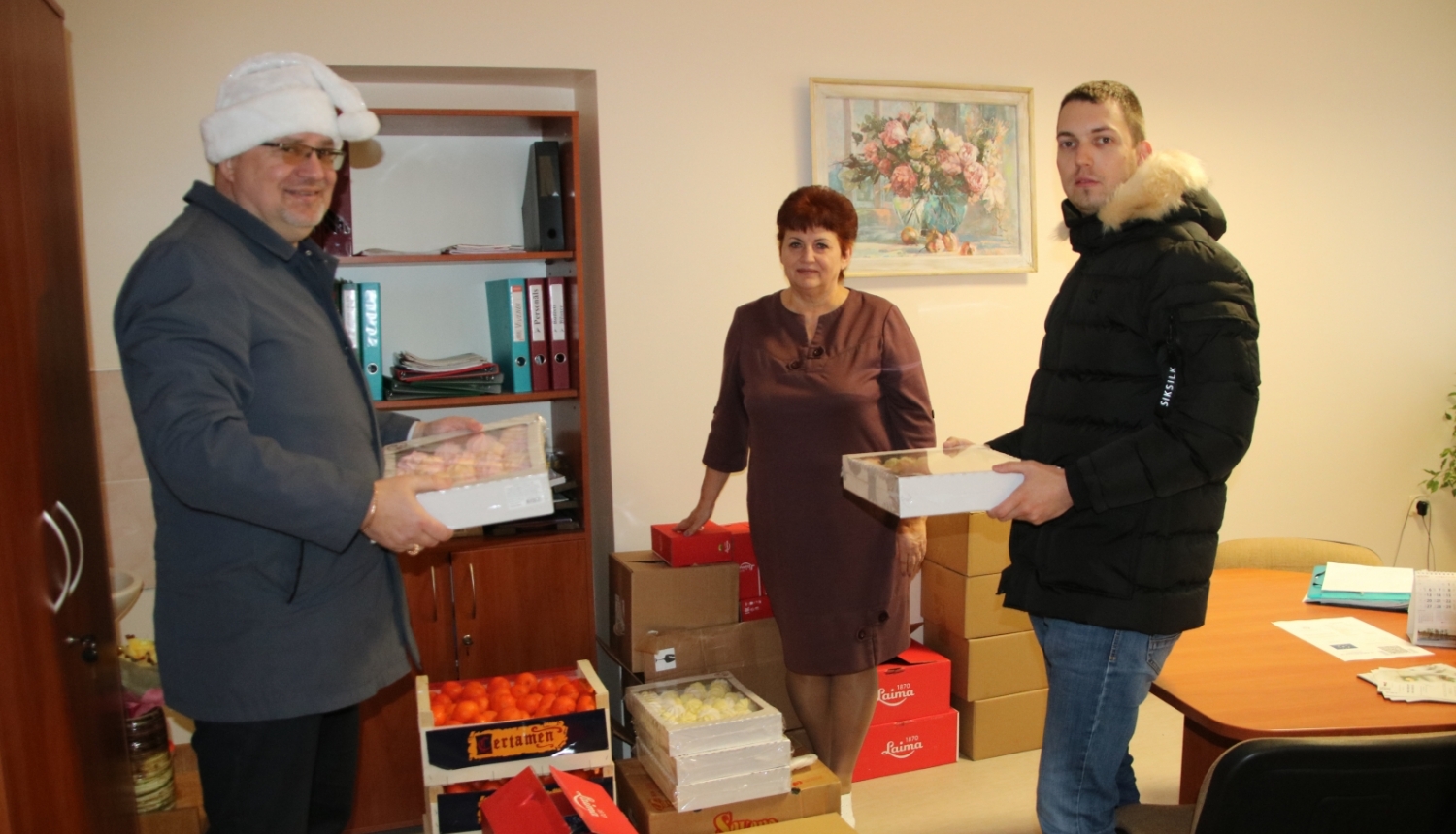 Biedrība “Atbalsts Valkai” ar uzņēmēju Andreju Pebo sagādājuši svētku sveicienu sociālā aprūpes centra “Valka” iemītniekiem
