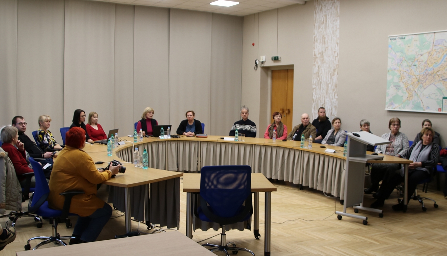 Pašvaldības domes sēžu zāle ar pakavformas galdu, pie kura sēž RSU pētnieces un iedzōvotāji