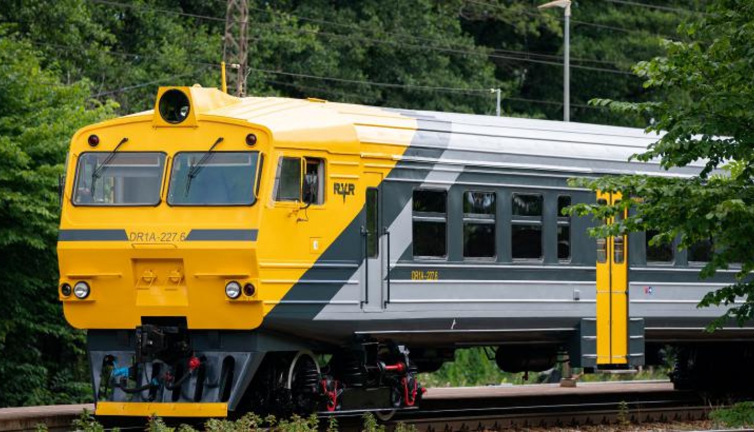 Vilciens dzeltenā un pelēkā krāsā