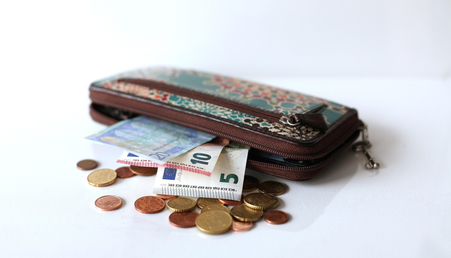 Maks ar eiro banknotēm un monētām